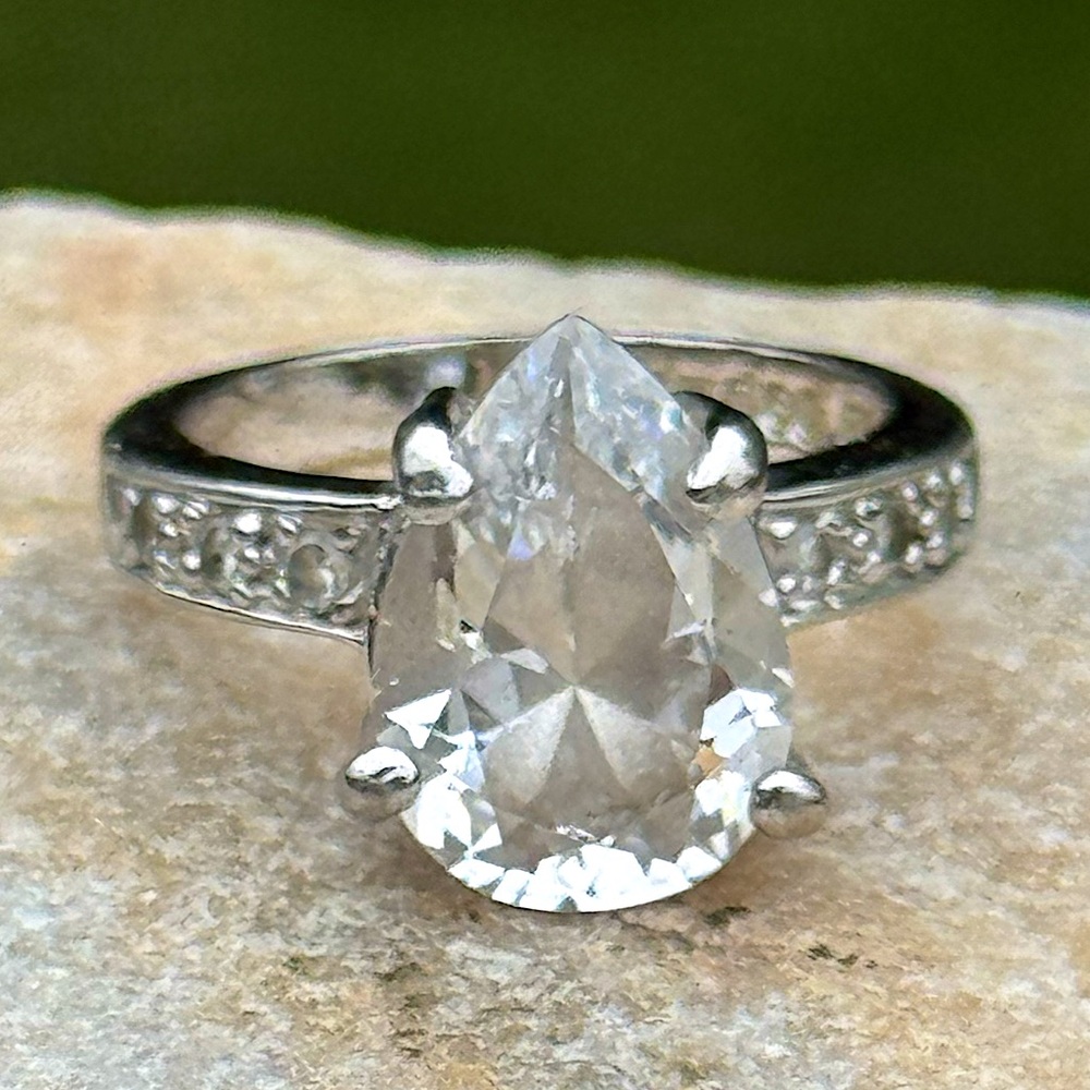 🤩 Gorgeous Lia Sophia Silver CZ Engagement Teardrop Pear Shape Ring 5 Cocktail